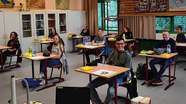 Die 10 d, Gruppe 1, der Realschule Überlingen vor Beginn ihrer Abschlussprüfung. Um den Abstand einhalten zu können, wurden hier die ...
