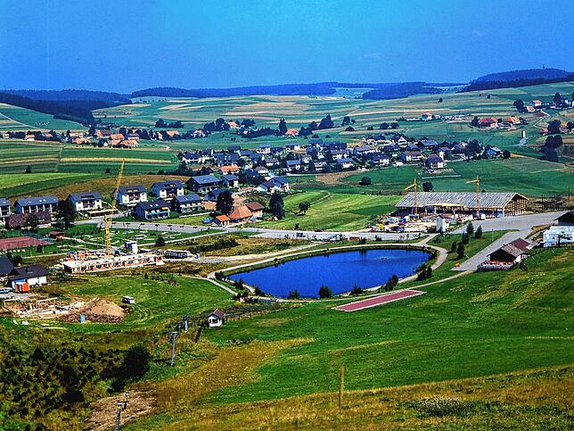 Blick über Herrischried und auf die Eishalle während der Bauphase im Sommer 1980, Blick vom Ödlandlift.