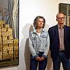 Finden die Präsentation der Bad Säckinger Ausstellung beeindruckend: Ev Schneider, die Witwe des Malers Robert Schneider, und ihr Sohn ...