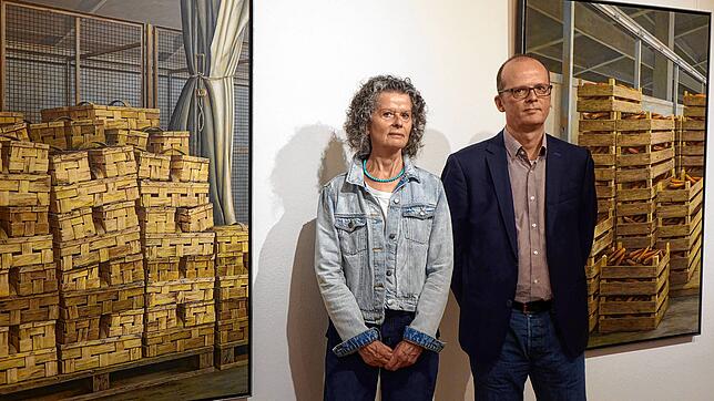 Finden die Präsentation der Bad Säckinger Ausstellung beeindruckend: Ev Schneider, die Witwe des Malers Robert Schneider, und ihr Sohn ...