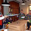 Zur Auffrischung: Zunftmeister Ralf Siebold (links) nimmt eine Playmobil-Anleitung für das Narrenbaumstellen aus den Händen von ...
