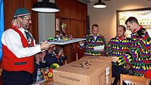 Zur Auffrischung: Zunftmeister Ralf Siebold (links) nimmt eine Playmobil-Anleitung für das Narrenbaumstellen aus den Händen von ...