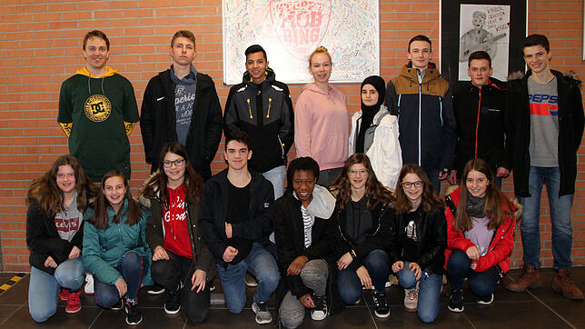 Stolz präsentieren sich diese Realschülerinnen und Realschüler stellvertretend für die anderen mit Präventionslehrer Cedric Schulze ...
