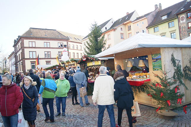 Langsam aber sich füllten sich am Samstagnachmittag die Wege zwischen den Buden vor dem Bad Säckinger Münster. Bild: Maria Schlageter