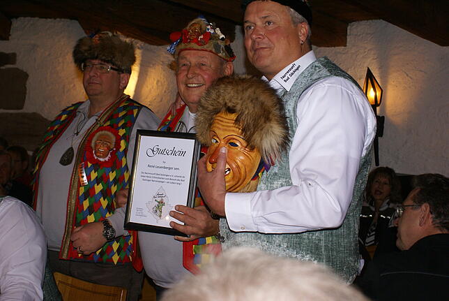 Erfreut: Beim Neujahrsempfang der Bad Säckinger Narren konnte Zunftmeister Rolf Meyer (rechts) von René Leuenberger (links) eine Maske ...