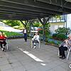 Auf Abstand wegen des Coronavirus: Über Aktionen wie die Brieffreundschaftsinitiative freuen sich (von links) Heinrich Lang, Leon ...
