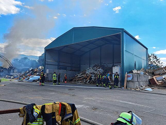 Bild 21: Wehr: Feuer auf der Mülldeponie - Bilder des Einsatzes auf dem Lachengraben