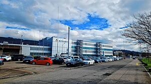 Die Bauprofile vor der Novartis zeigen eindrücklich, wo das neue Parkhaus entstehen soll.