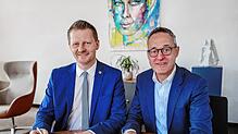 Oberbürgermeister Simon Gröger (links) und Tobias Hagenmeyer bei der Unterzeichnung der Vertragsverlängerung. Foto: Stadtverwaltung ...