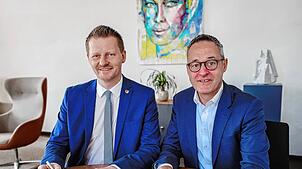 Oberbürgermeister Simon Gröger (links) und Tobias Hagenmeyer bei der Unterzeichnung der Vertragsverlängerung. Foto: Stadtverwaltung ...