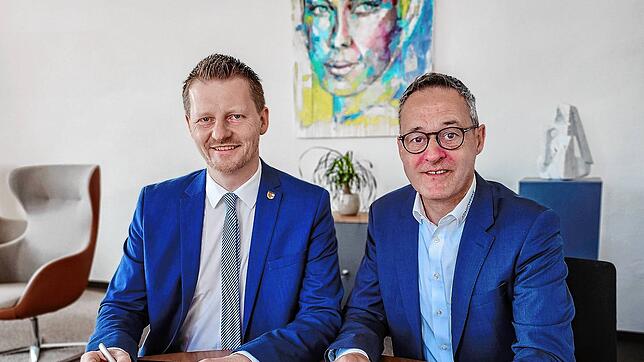 Oberbürgermeister Simon Gröger (links) und Tobias Hagenmeyer bei der Unterzeichnung der Vertragsverlängerung. Foto: Stadtverwaltung ...