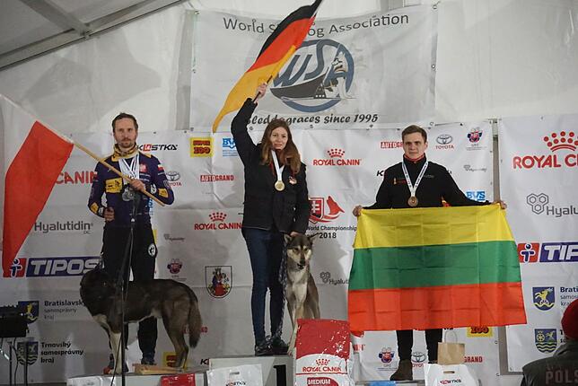 Bei der Siegerehrung im slowakischen Samorin schwenkt Jessica Paulsen aus Weizen als Weltmeisterin die deutsche Flagge. Vizeweltmeister ...
