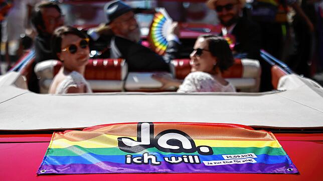 Eine Gruppe nimmt Anfang September mit ihrem Auto, mit einer Pride-Fahne und der Aufschrift &bdquo;Ja, ich will&ldquo; an dem Protest in ...