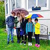Isabel Lorenz aus Allensbach hat eine ukrainische Familie aufgenommen. Von links: Vater Artem, Mutter Iryna, Isabel Lorenz, ihre Tochter ...