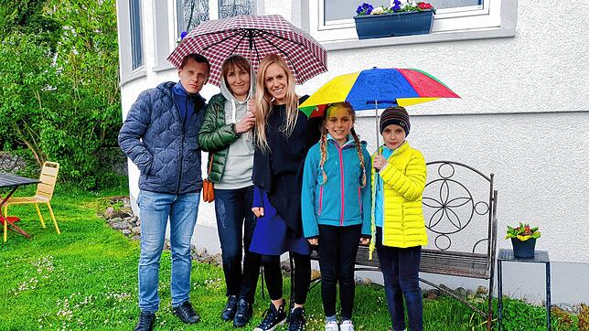 Isabel Lorenz aus Allensbach hat eine ukrainische Familie aufgenommen. Von links: Vater Artem, Mutter Iryna, Isabel Lorenz, ihre Tochter ...