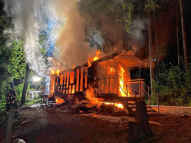 Auch der Bauwagen des städtischen Waldkindergartens oberhalb von Möggenweiler wurde ein Raub der Flammen. Inzwischen hat die Stadt einen ...