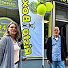 Im Villinger Wohngebiet Goldenbühl gibt es jetzt rund um die Uhr warme Nudelgerichte: Francine Reutenauer und Franco Lupo vor der Risto-Box.