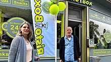 Im Villinger Wohngebiet Goldenbühl gibt es jetzt rund um die Uhr warme Nudelgerichte: Francine Reutenauer und Franco Lupo vor der Risto-Box.