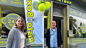 Im Villinger Wohngebiet Goldenbühl gibt es jetzt rund um die Uhr warme Nudelgerichte: Francine Reutenauer und Franco Lupo vor der Risto-Box.