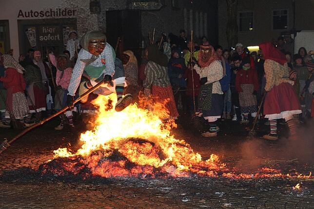 Bild 10: Oje die Fasnet hat ein Loch: Bilder von der Hexenverbrennung in Pfullendorf