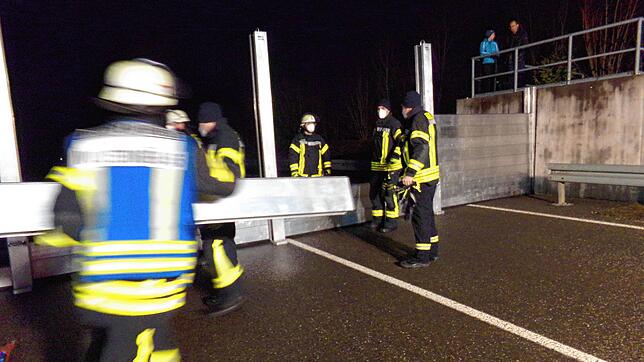Der Breg-Pegel steigt auch am Mittwochabend noch weiter. Die Feuerwehr ist erneut alarmiert und setzt die sogenannten Dammbalken auf der ...