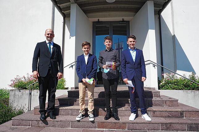 Drei Jugendliche haben in Kadelburg ihre Konfirmation gefeiert (von links): Julian Fleck, Raphael Ilg und Lukas Keil. Unter der Leitung ...