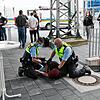 Zwei Sicherheitsbeamte der Polizei fixieren den jungen Mann am Boden. Das Archivbild stammt vom Vorfall am Villinger Bahnhof Ende Juli.