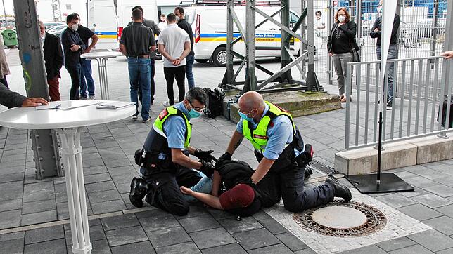Zwei Sicherheitsbeamte der Polizei fixieren den jungen Mann am Boden. Das Archivbild stammt vom Vorfall am Villinger Bahnhof Ende Juli.