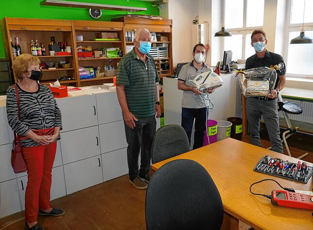 (v.l.n.r.) Zu den ersten Reparatur-Café-Kunden zählten Heike Reinschlüssel und Odo Brichta. Werkbox-VS-Vorstand Sebastian Schlude und ...