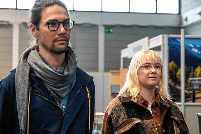 SÜDKURIER-Redaktionsleiter Benjamin Schmidt, hier mit Mona Dimitrow von der Messe, begrüßt die Gewinner vor der Tour.