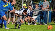 Kein Durchkommen: Pascal Bauer (rechts) von der SG Hotzenwald wird bei der 1:4-Niederlage im Finale des Hotzenwald-Cups gegen den FC ...