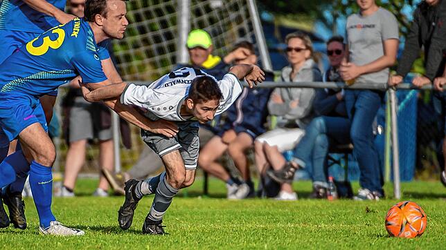 Kein Durchkommen: Pascal Bauer (rechts) von der SG Hotzenwald wird bei der 1:4-Niederlage im Finale des Hotzenwald-Cups gegen den FC ...