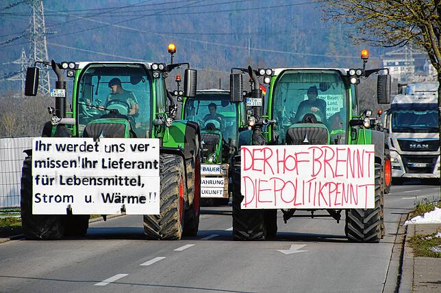 450 Fahrzeuge und rund 600 Menschen nehmen an der Abschluss-Kundgebung im Gewerbegebiet Kaitle teil.
