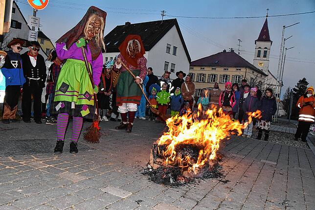 Bild 15: Narren feiern Rosenmontag mit Kindernachmittag und Fackelzug