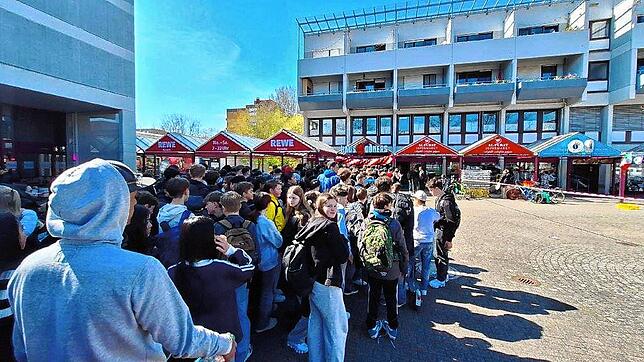 Bild 11: Hunderte Konstanzer warten auf den 1-Cent-Döner: Unglaubliche Szenen in Bildern festgehalten