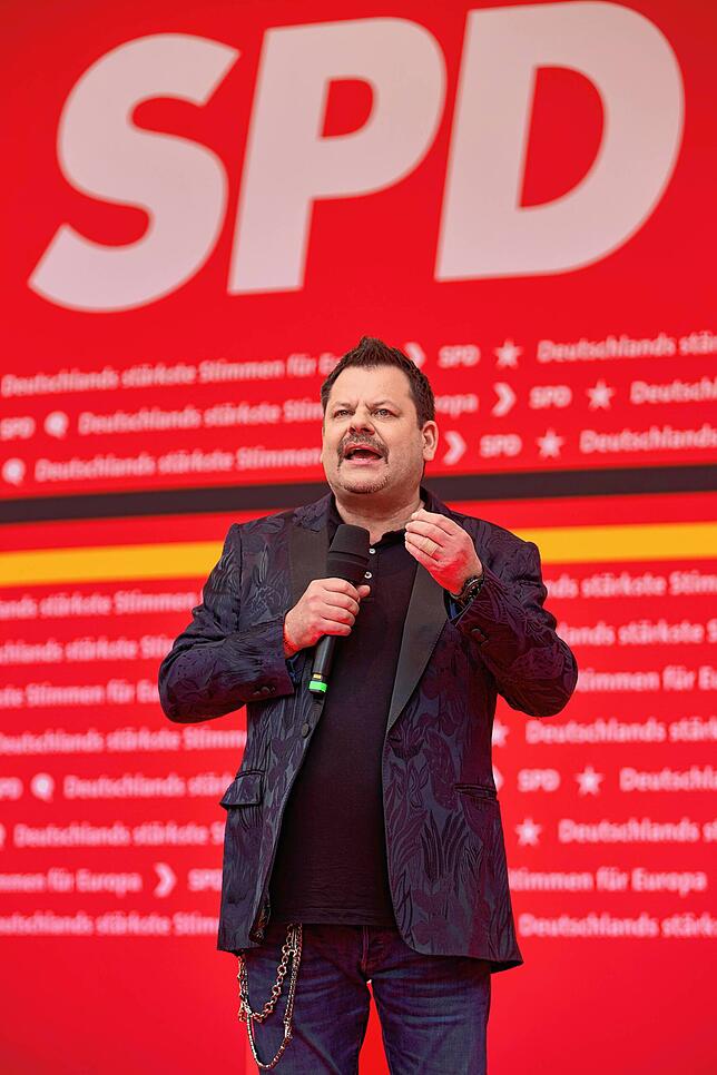 Komiker Ingo Appelt, bekennendes Mitglied der SPD, beim Europa-Wahlkampfauftakt 2024 in Hamburg.