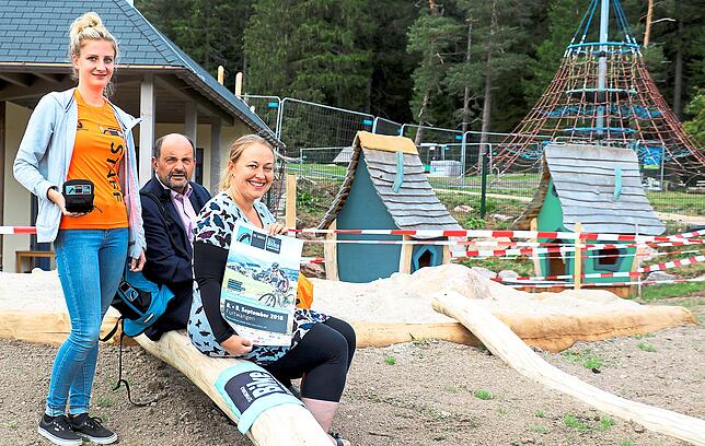 Sie werben für den Schwarzwald-Bike-Marathon (von links): Kristin Storz vom Organisationsteam und Bürgermeister Josef Herdner sowie ...
