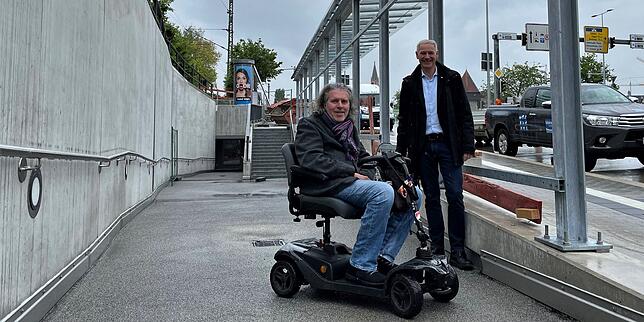 Behindertenbeauftragter Stephan Grumbt (links) und Bürgermeister Karl Langensteiner-Schönborn am neu gestalteten Sternenplatz.