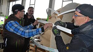 Teamarbeit ist beim Bau des Wagens gefragt. Noch ist nicht zu erahnen, was entsteht.