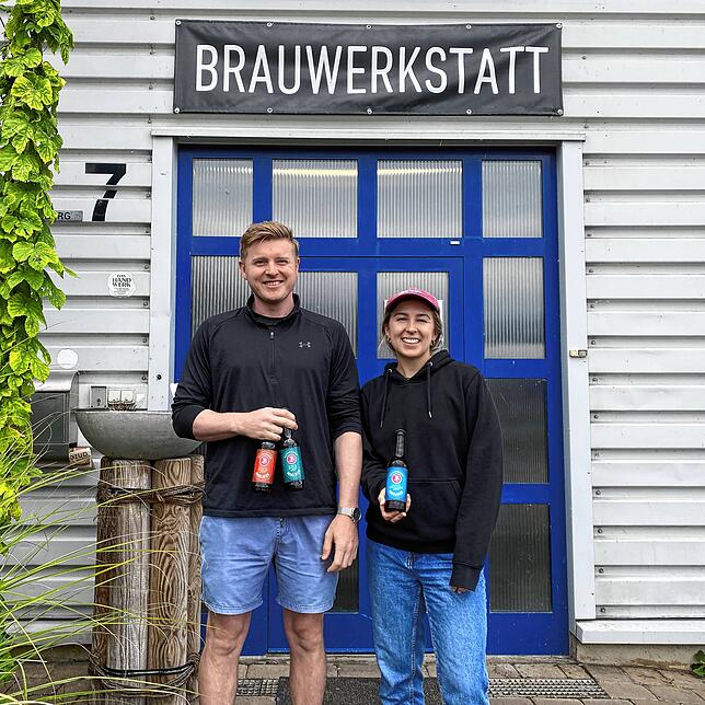 Inselbier-Geschäftsführer Alexander Weimer und Eventmanagerin Juliana Woern vor der Brauwerkstatt auf der Insel Reichenau.