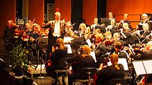 Chefdirigent Achim Fiedler leitet die 60 Instrumentalisten des Sinfonieorchesters VS mit stets zugewandter Aufmerksamkeit durch das ...