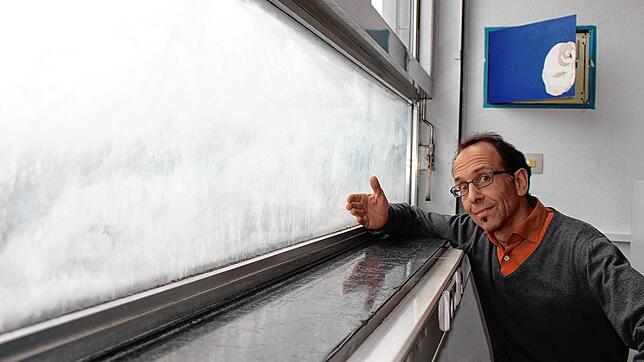 Fenster auf! Regelmäßiges Lüften dient der Vorbeugung gegen Covid-19 an den Schulen. Am Gymnasium Überlingen, im Bild Rektor Hans Weber, ...