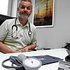 Der Überlinger Arzt Rainer Röver in seiner Praxis. Er stellt sich gegen die Kassenärztliche Vereinigung und deren Corona-Strategie. ...