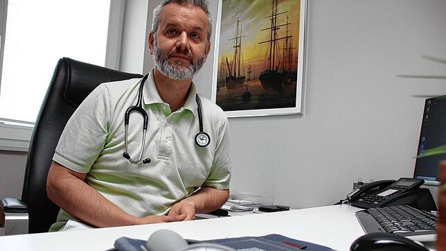 Der Überlinger Arzt Rainer Röver in seiner Praxis. Er stellt sich gegen die Kassenärztliche Vereinigung und deren Corona-Strategie. ...