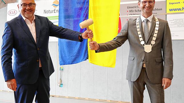 Der neue Bürgermeister Patrick Stärk (rechts im Bild mit Vorgänger Hans-Peter Lehmann bei der Amtseinführung) wird einen ...