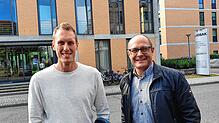 Amtsleiter Frank Schädler (rechts) und Patrick Glatt vom Amt für Bildung und Sport arbeiten mit Hochdruck an der prekären ...