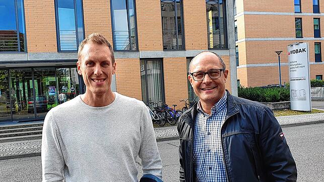 Amtsleiter Frank Schädler (rechts) und Patrick Glatt vom Amt für Bildung und Sport arbeiten mit Hochdruck an der prekären ...