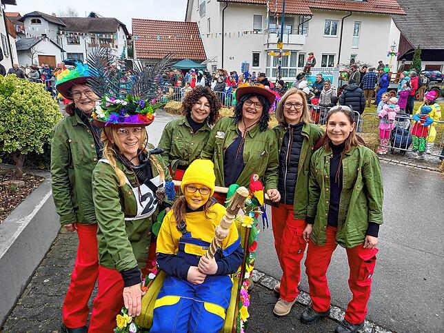 Frisch aus dem Dschungelcamp zurück: Die Hepbacher Damenriege nahm mit einem rollenden Thron ohne Bremse am Rennen teil (von links, mit ...