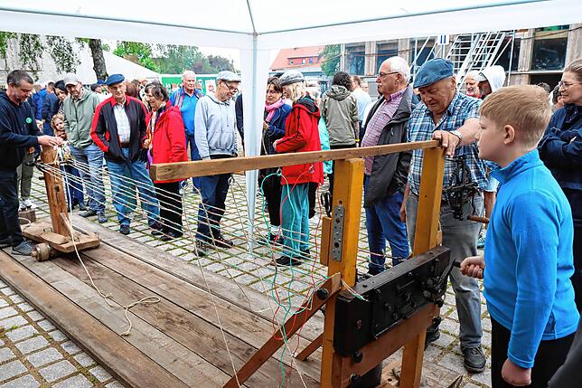 Seiler Adelbert Mayer dreht seine Taue und Seile Meter um Meter.