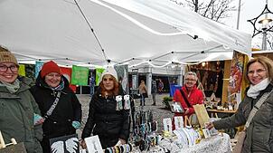Es herrschte an den Markthütten reges Treiben. Der Nikolaus verteilte an beiden Tagen seine Süssigkeiten an die kleinen Besucher. Für ...